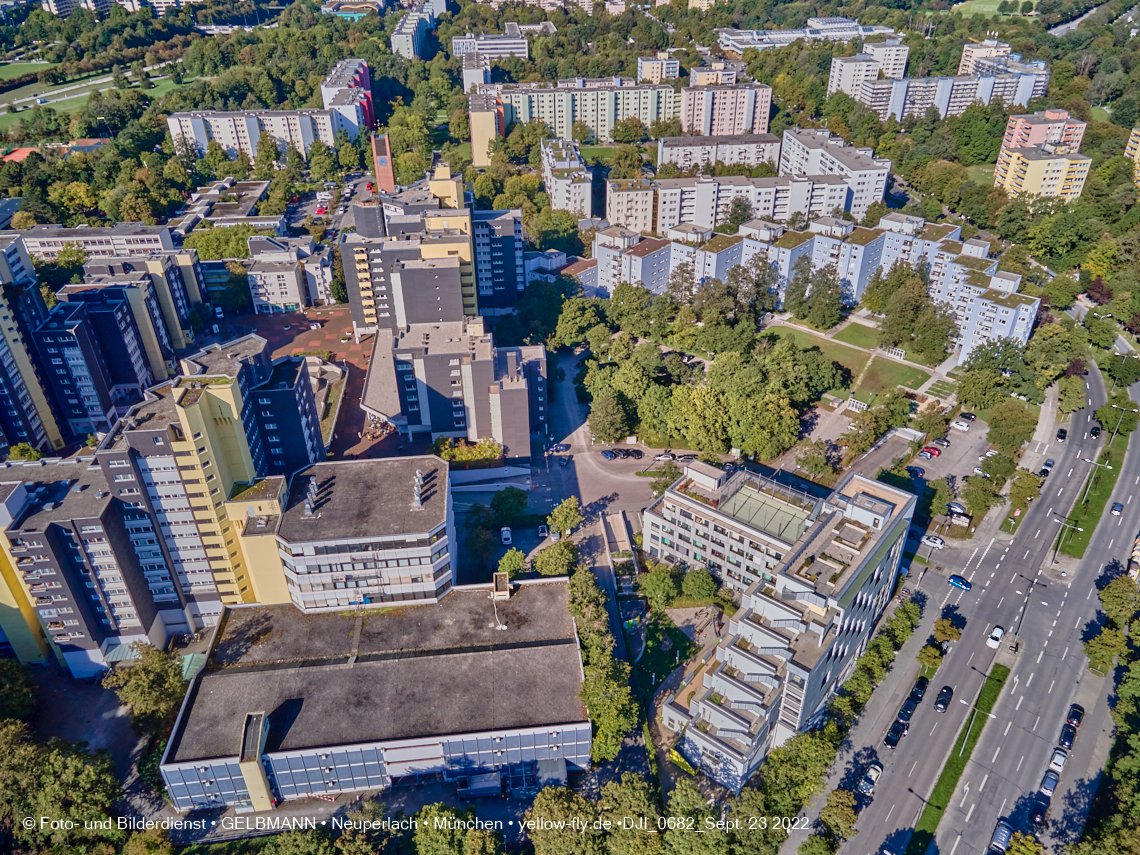 23.09.2022 - Karl-Marx-Ring 53-53c und Studentenwohnheim und Marx-Zentrum in Neuperlach